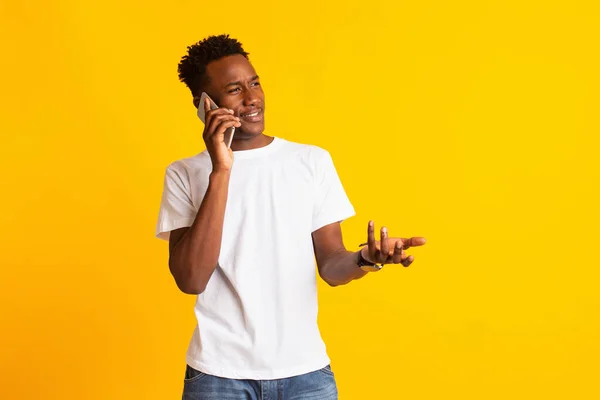 Bonito homem africano falando por telefone celular — Fotografia de Stock