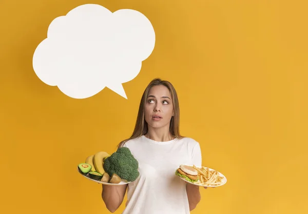 Placas da exploração da mulher Pensive com alimento saudável e não saudável, contando calorias — Fotografia de Stock