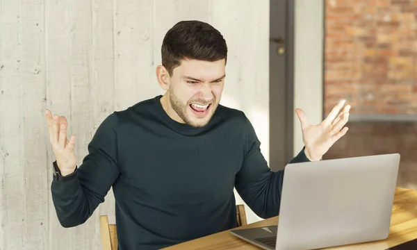 Angry Office Worker Shouting Sitting At Laptop At Workplace Indoor — Stock Fotó