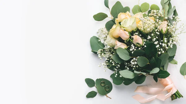 Wedding postcard for greetings, bridal bouquet of cream roses — Stock Fotó