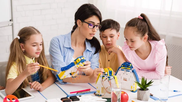 Children learning about computers and robots with their teacher — Zdjęcie stockowe