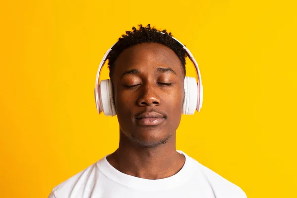Happy african american man listening to music — Stockfoto