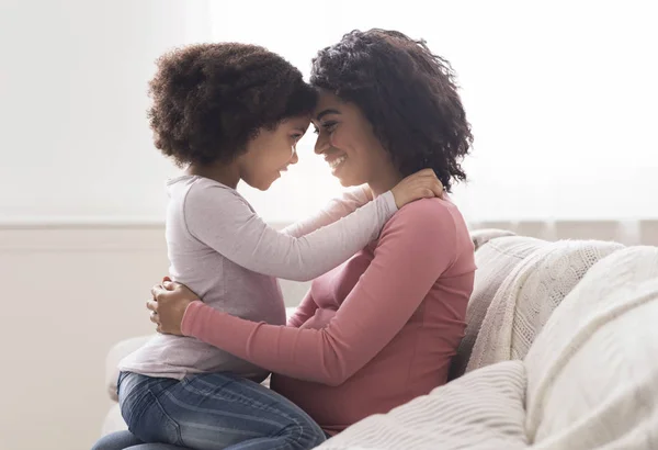 Retrato de mulher grávida feliz abraçando com pequena filha em casa — Fotografia de Stock