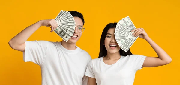 Rico asiático pareja holding manojo de dinero — Foto de Stock