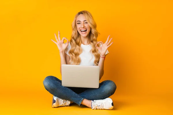 Todo está bien. Mujer feliz mostrando signo bien con el ordenador portátil — Foto de Stock