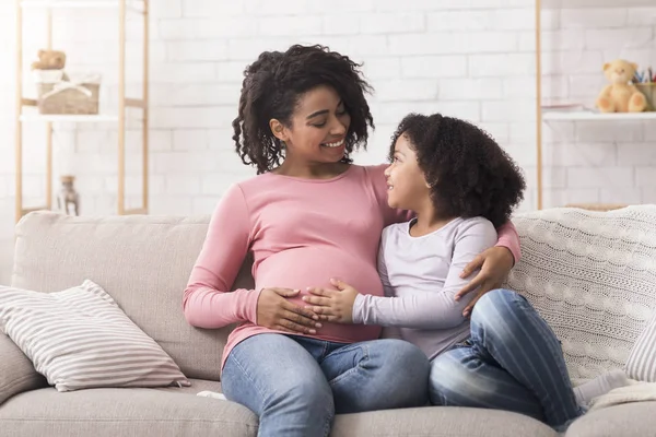 Happy Afro Mom And Daughter Bonding Together On Couch At Home — 图库照片