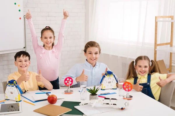 Excited children at stem lesson showing thumbs up — Stockfoto