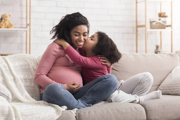 Loving Little Girl Kissing And Embracing Her Pregnant Afro Mom — 图库照片