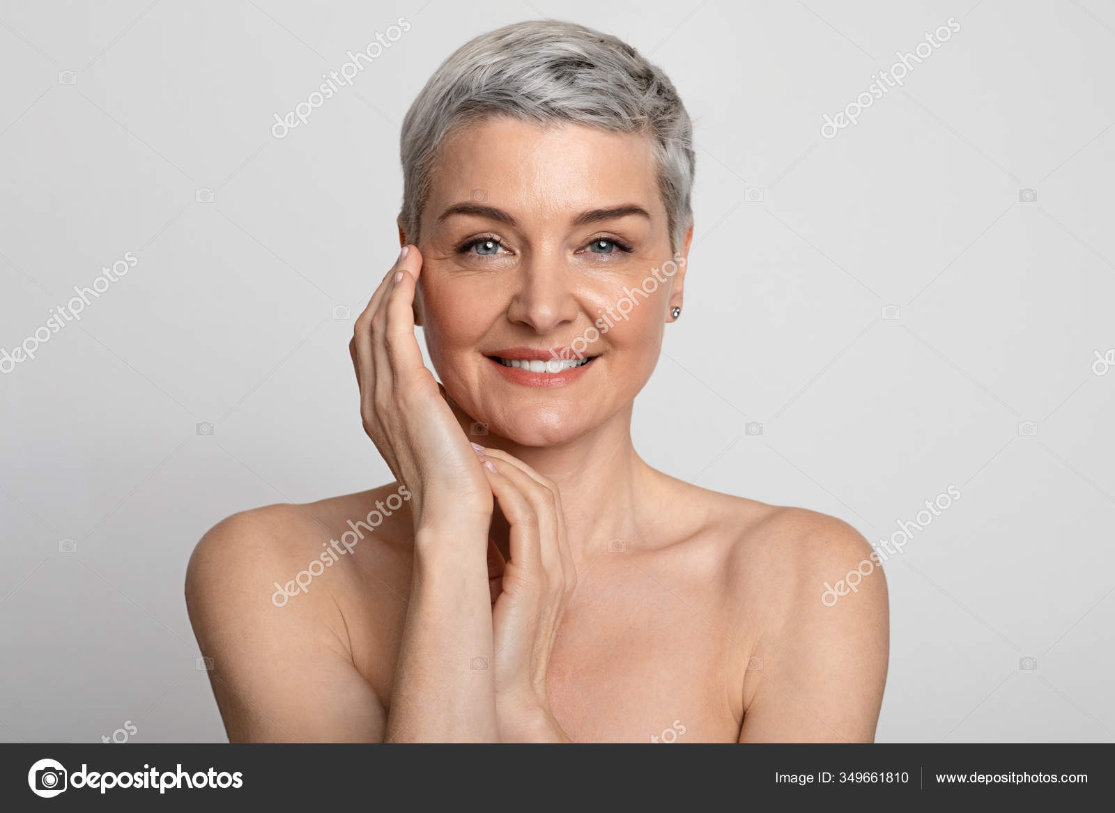 Nude Portrait Of Beautiful Mature Woman Over Light Background, Closeup — Stock Photo © Milkos