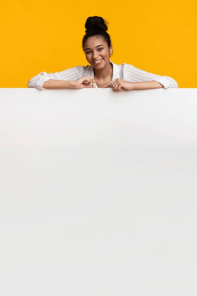 Positive African American Woman Leaning On White Advertisement Board — Stok fotoğraf