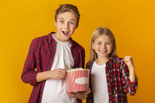 Siblings Weekend Activities. Jouful Little Brother And Sister Holding Popcorn Bucket — Stockfoto