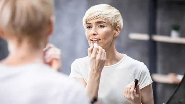 Woman Applying Lipstick On Lips Looking In Bathroom Mirror, Panorama — 图库照片