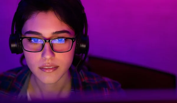 Estudante menina em fones de ouvido jogando jogo no PC em casa — Fotografia de Stock