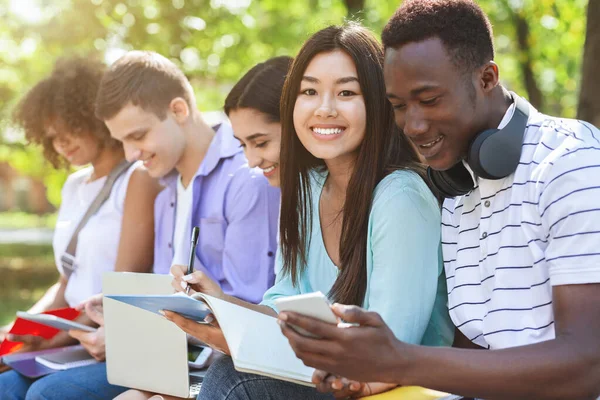 Outdoor Portrait Of Happy International Students Stydying Together In Park — ストック写真