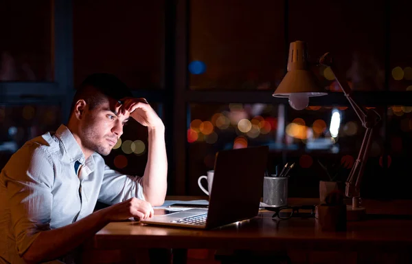 Imprenditore laborioso al computer portatile che lavora al progetto di affari in ufficio — Foto Stock