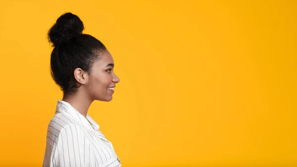 Beau portrait souriant de profil de fille afro-américaine sur fond jaune — Photo