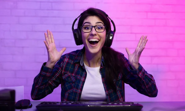 Female Gamer Celebrating Winning Computer Game Shaking Hands Sitting Indoor — Stock Photo, Image