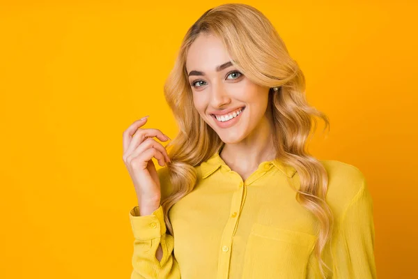 Happy blonde woman smiling, posing to camera — Φωτογραφία Αρχείου