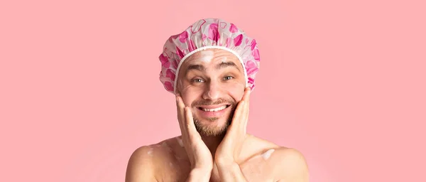 Cara engraçada lavando o rosto e sorrindo — Fotografia de Stock