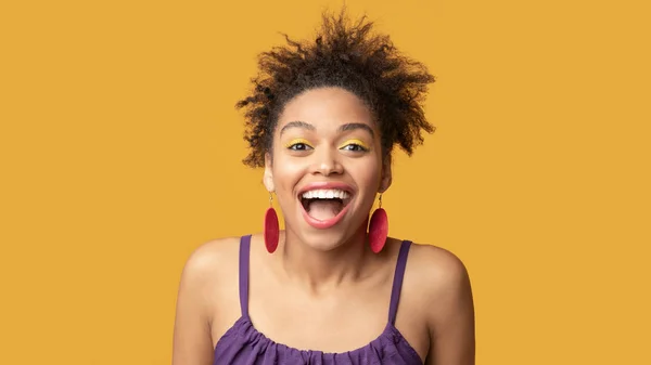 Boldog fekete nő sikoltozik a kamerába — Stock Fotó