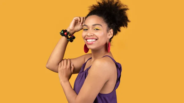 Gelukkig zwart vrouw verhogen arm met armband — Stockfoto