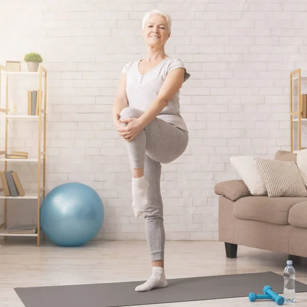 Mujer mayor alegre haciendo ejercicio en casa, espacio libre — Foto de Stock