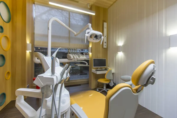 Cadeira marrom dentista profissional em uma sala médica — Fotografia de Stock