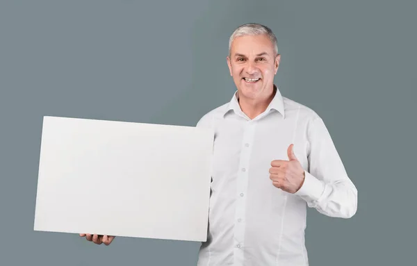 Idős férfi portréja fehér táblával — Stock Fotó