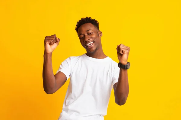 Retrato de jovem africano cara se divertindo no amarelo — Fotografia de Stock