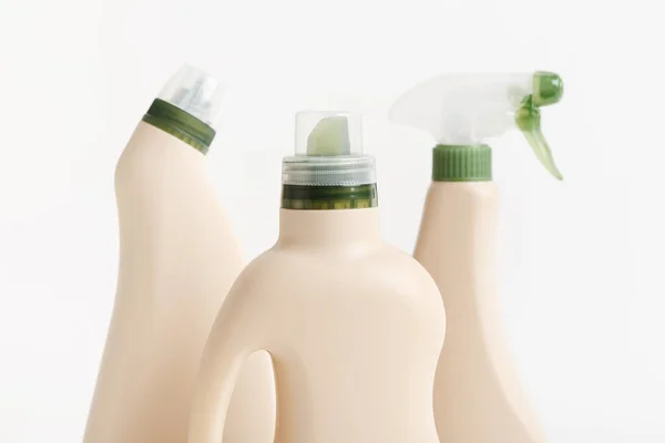 Біохімічні пляшки для різних поверхонь на білому — стокове фото