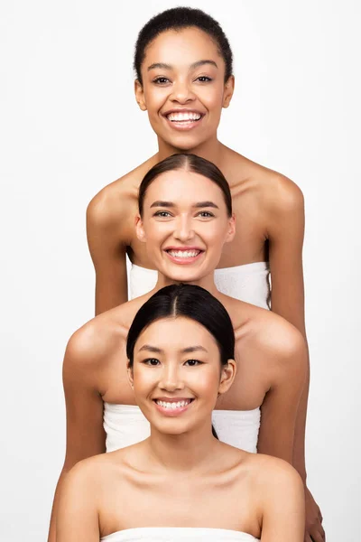 Gruppo di donne diverse in piedi e in posa su sfondo bianco — Foto Stock