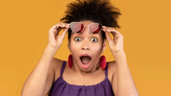 Verrast zwarte vrouw schreeuwen kijken naar camera — Stockfoto