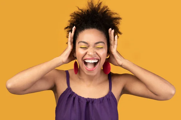 행복 한 흑인 여성 비명 과 머리잡기 — 스톡 사진