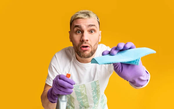 Hombre divertido lavando pequeño punto de suciedad en la cámara — Foto de Stock