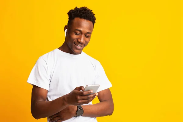 Sorrindo jovem africano em segurar celular — Fotografia de Stock