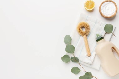 Biyolojik doğal temizleyicilerle düz kompozisyon.