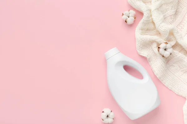 Envase en botella blanca de detergente para ropa —  Fotos de Stock