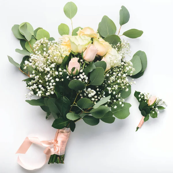 Brudbukett av grädde rosor på vit bakgrund — Stockfoto