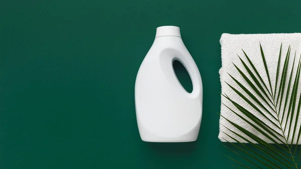 Біла пляшка з біологічним кондиціонером на зеленому — стокове фото