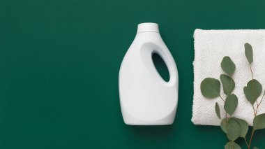 Yeşil arka planda beyaz plastik şişede biyo-klima.