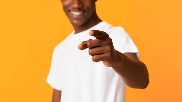 Uomo africano che punta con il dito alla macchina fotografica sopra arancione — Foto Stock