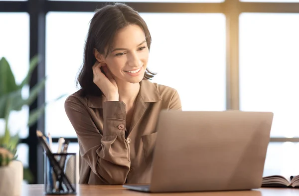 Junger Manager arbeitet in modernem Büro am Laptop — Stockfoto