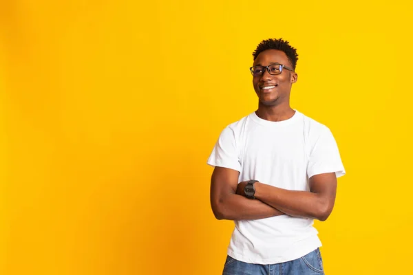 Retrato de joven millennial afro estudiante en gafas — Foto de Stock