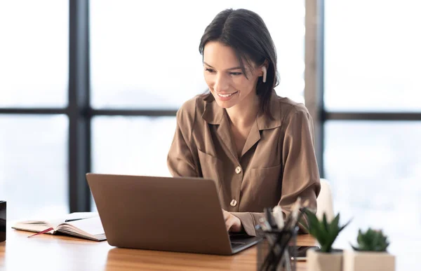 Retrato de mujer feliz escuchando música usando laptop — Foto de Stock