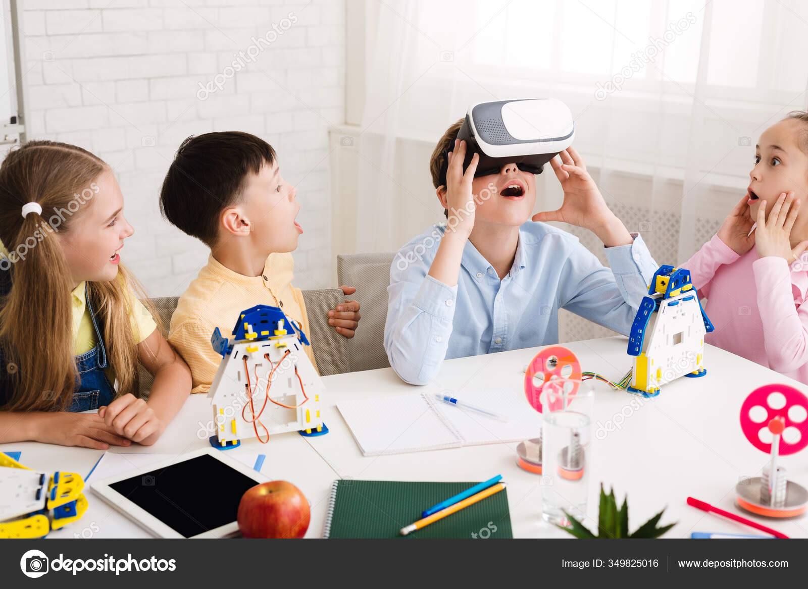 Школьник Использует Очки Виртуальной Реальности На Уроке Стебля.