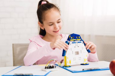Modern teknolojiler. Elektrikli robot yapan küçük teknisyen