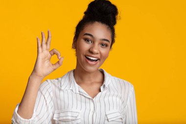 Heyecanlı Siyah Kadın Tamam işareti gösteriyor ve Kameraya bakıyor