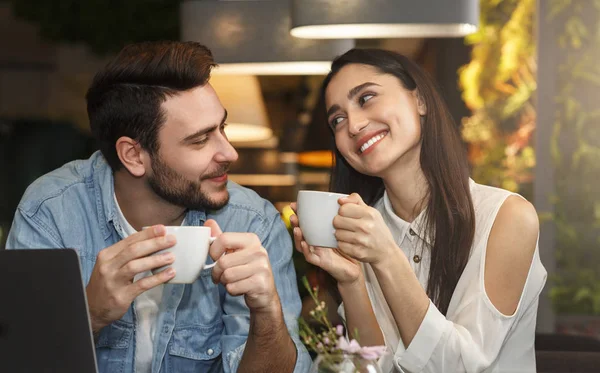 可爱的千禧夫妇坐在咖啡馆里喝咖啡 — 图库照片