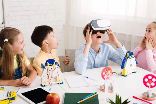Scuola ragazzo utilizzando VR occhiali a gambo lezione — Foto Stock