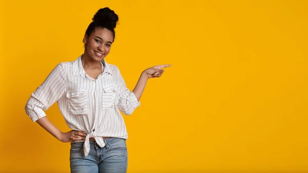 Cheerful Afro Woman In Casual Clothes Pointing Aside At Copy Space — Stock Photo, Image
